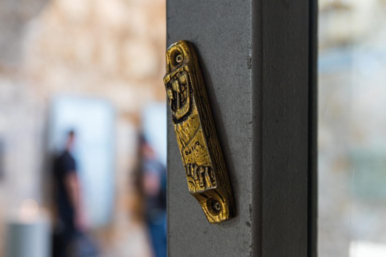 בית מזוזה לכניסה לבית: השער שלכם לבית יהודי מעוצב